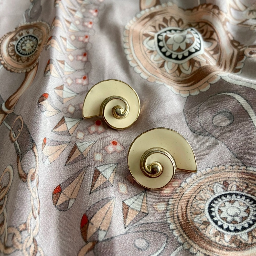 Vintage Enamel Seashell Clip on Earrings